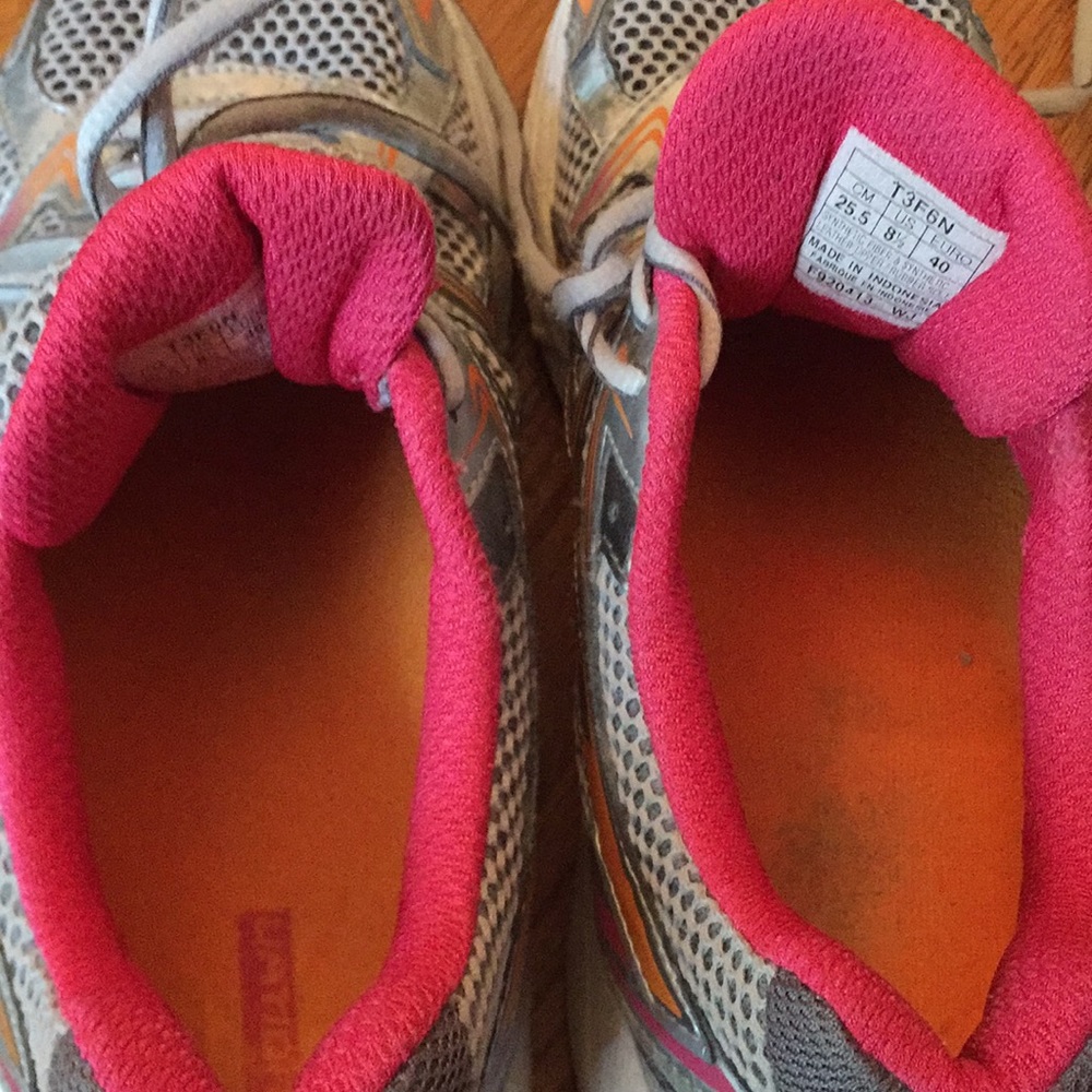 ASICS running shoes - Picture 3 of 3
